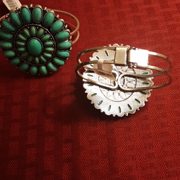 💙HP💙SILVER AND TURQUOISE CONCHO HINGED BRACELET - Picture 4 of 5